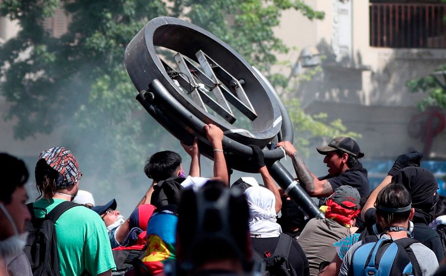 Miles de personas volvieron a reunirse este jueves en la Plaza Italia, en el centro de Santiago de Chile, para mostrar de nuevo su rechazo al Gobierno