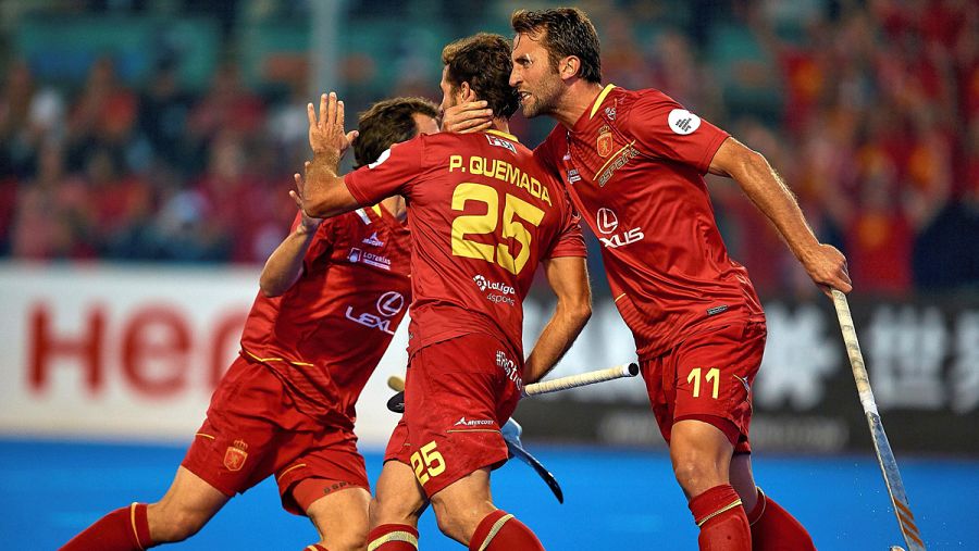 Pau Quemada celebra con sus compañeros Roc Oliva (11) y el capitán Miguel Delas