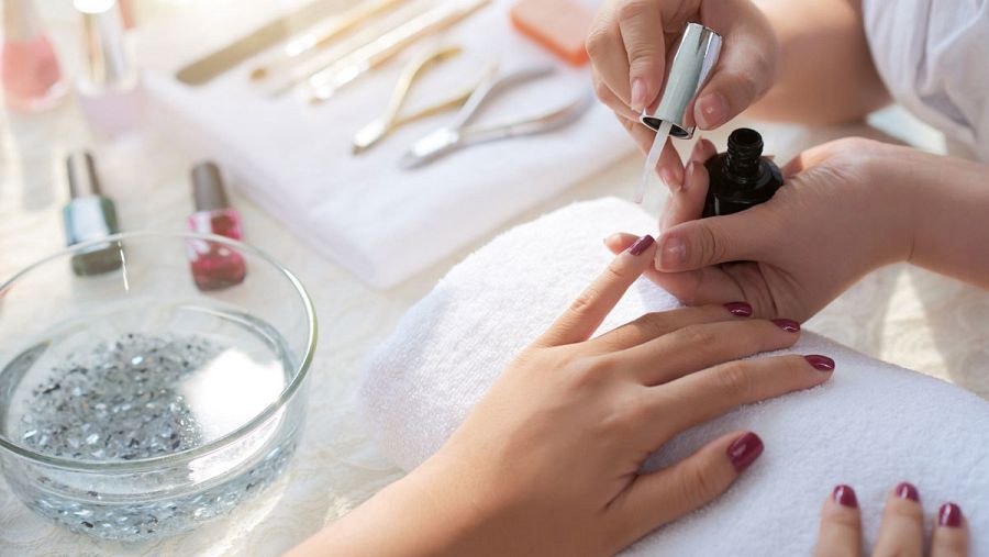 Trabajos como la manicura pueden implicar riesgo hormonal para quienes los realizan.