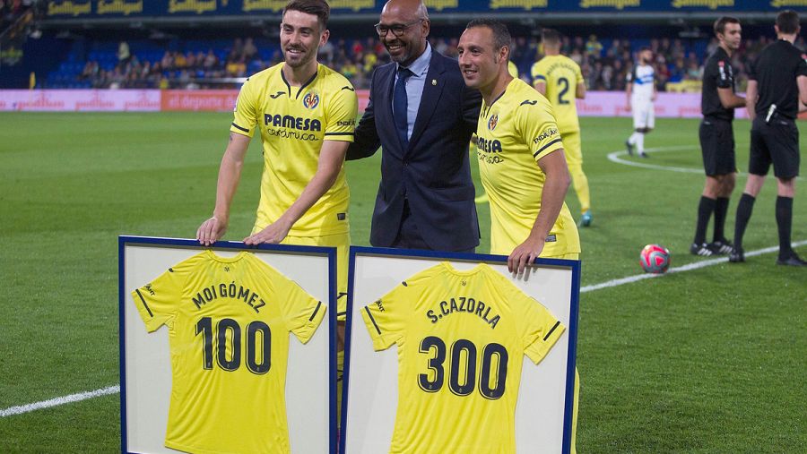 Los jugadores del Villarreal Moi Gómez (i) y Santi Cazorla (d), homenajeados