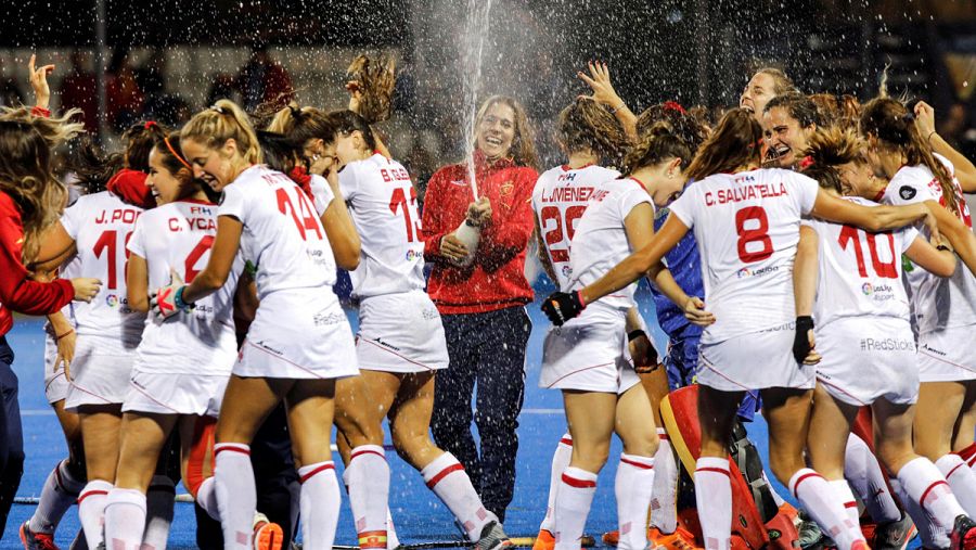 Las jugadoras de la selección española celebran la victoria