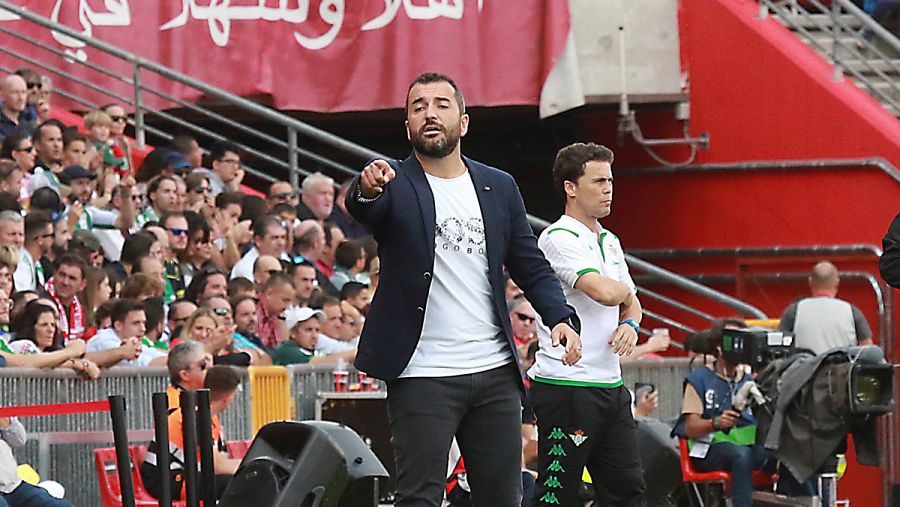El entrenador del Granada Diego Martínez (i) durante el partido ante el Real Betis