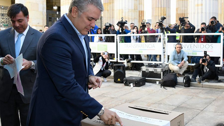 El presidente de Colombia, Iván Duque, vota en Bogotá