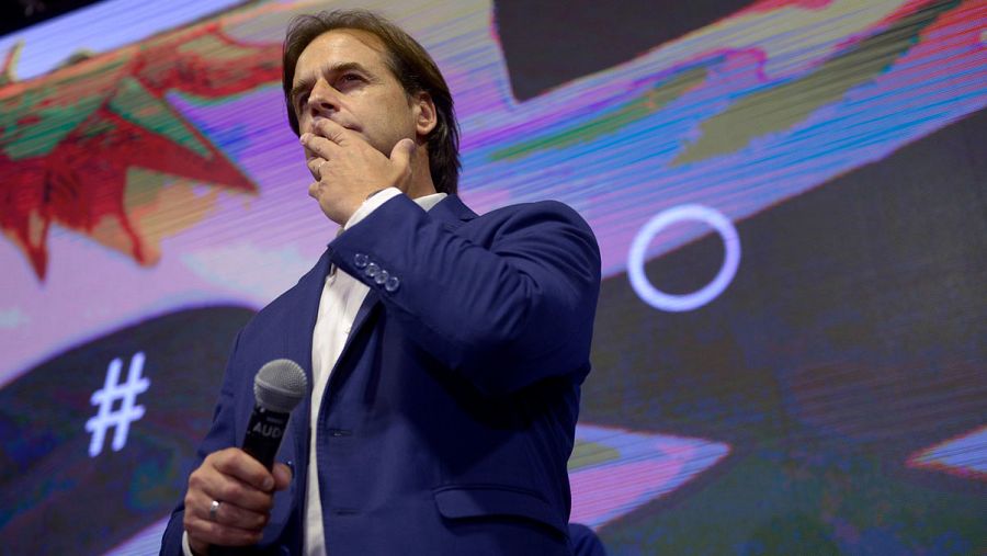 El candidato del Partido Nacionalista, Luis Lacalle, se dirige a sus seguidores en Montevideo. REUTERS/Andres Cuenca