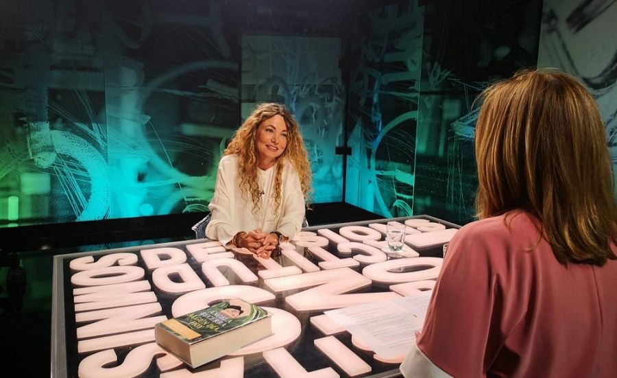 Ángela Becerra al plató de 'Noms Propis' durant un moment de l'entrevista amb l'Anna Cler