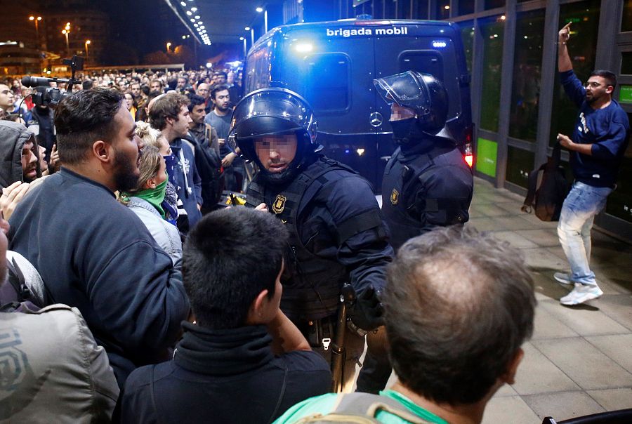 Els Mossos impedeixen el pas dels CDR a l'estació de Sants