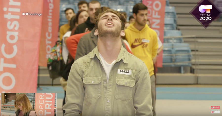 Un chico se queda así después de conseguir la pegatina, tras batir el récord de canciones en la fase 1