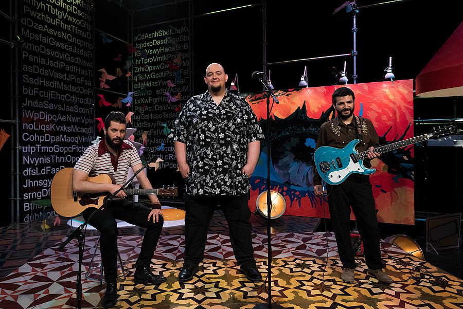 Tres membres del grup amb els seus instruments a l'escenari de 'Punts de vista'