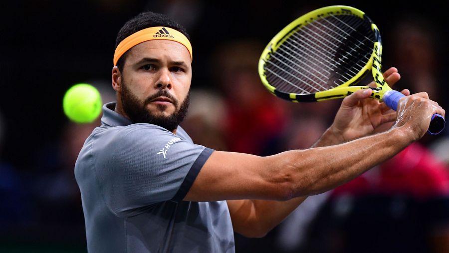 Jo-Wilfred Tsonga golpea una bola
