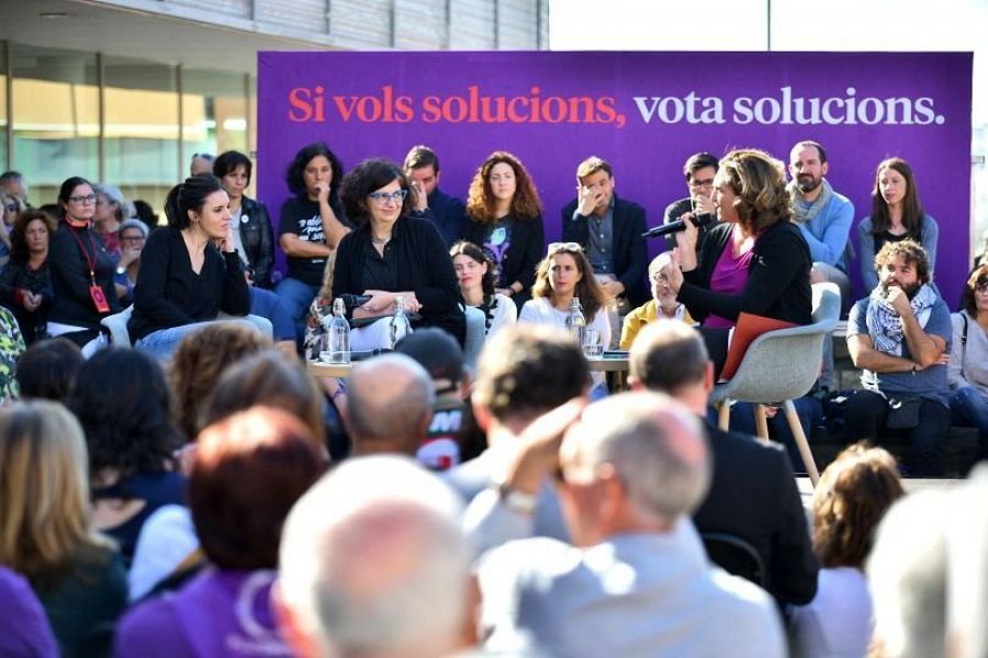 Ada Colau e Irene Montero, en el mitin de En Comú Podem en Santa Coloma.