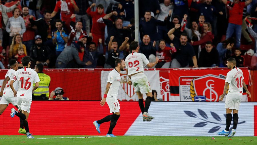 Los jugadores del Sevilla celebran el gol del 'Mudo' Vázquez