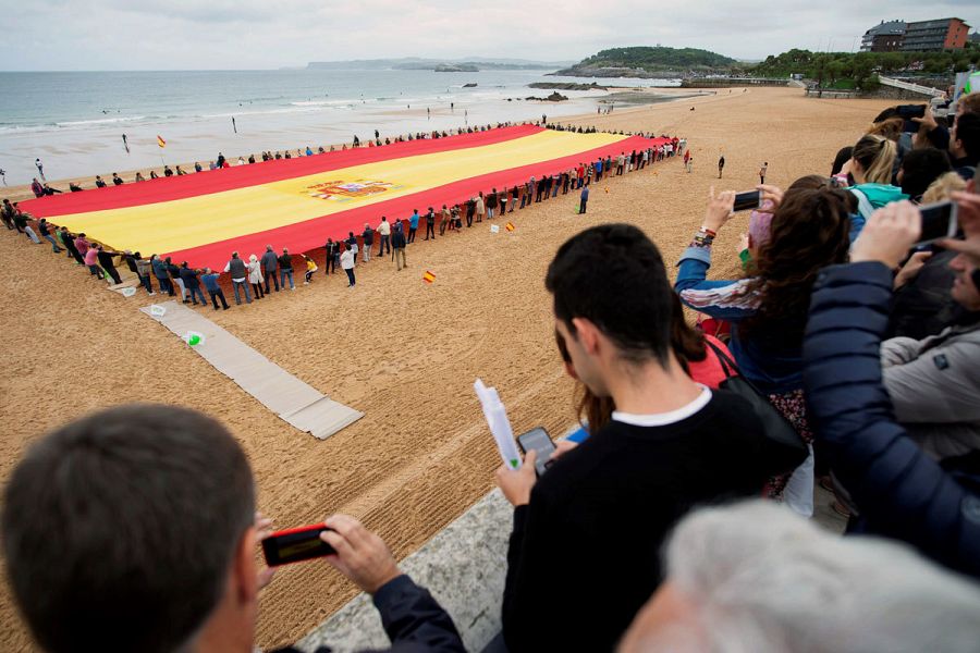 Vox despliega una bandera de 1.000 metros cuadrados en