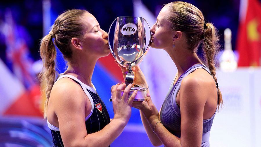 Mladenovic y Babos besan su trofeo