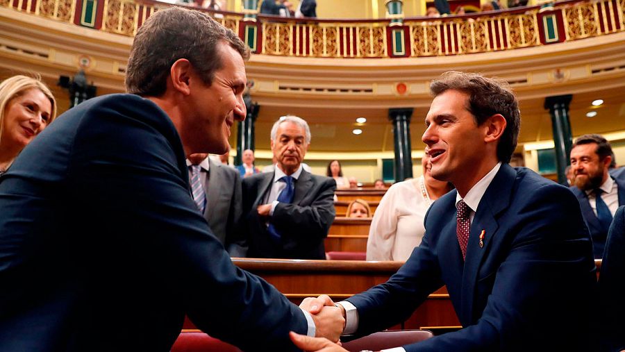 Casado y Rivera se saludan en el Congreso de los Diputados (EFE).