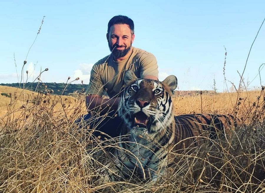 Vox ha contestado al vídeo de Rivera con una imagen de Santiago Abascal con un tigre y este mensaje: 