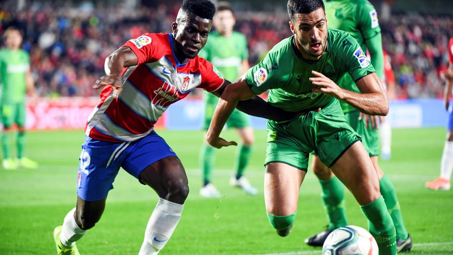 Mikel Merino (d) y Ramon Azeez (i) pugnan por el balón