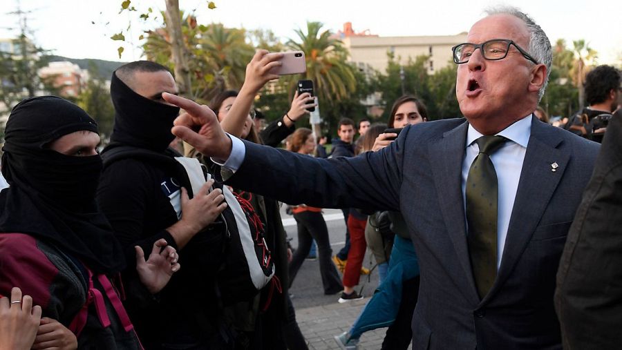 El portavoz del PP en el Ayuntamiento de Barcelona, Josep Bou, se encara con los manifestantes a la entrada del Palacio de Congresos de Barcelona. Foto: Josep LAGO / AFP