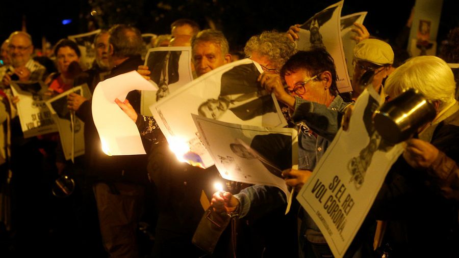 Manifestantes contra el rey queman fotos del monarca en Barcelona. REUTERS/Enrique Calvo