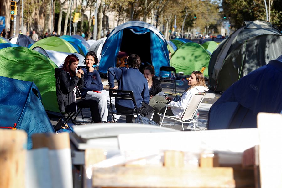 Acampada de estudiantes independentistas en la plaza Universidad, en Barcelona.