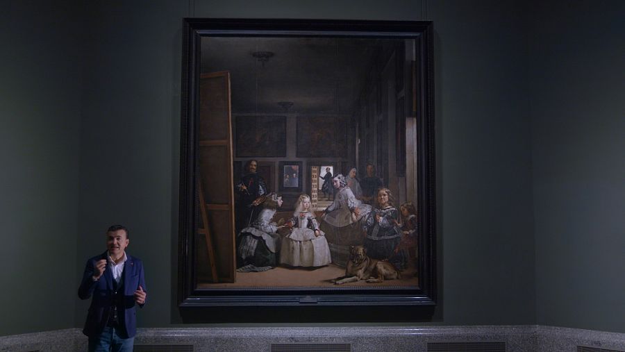 Ramón Gener, en la sala vacía, con las Meninas