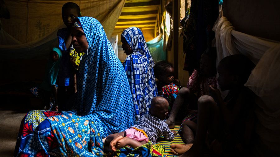 Amina Alh Shehu, de 30 años, junto a sus hijos