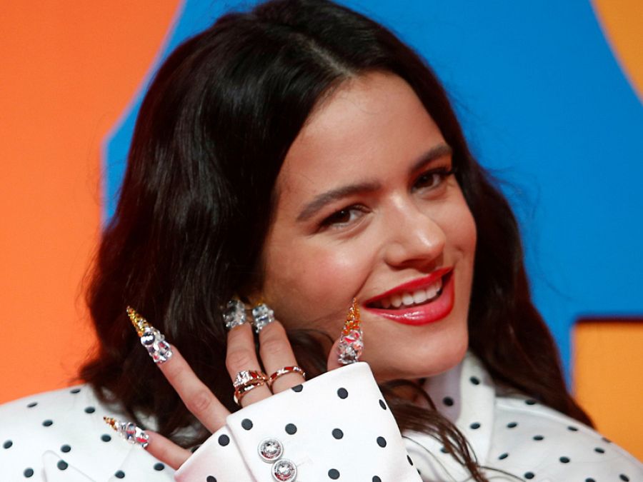Rosalía posa en el photocall de los MTV 2019, en Sevilla