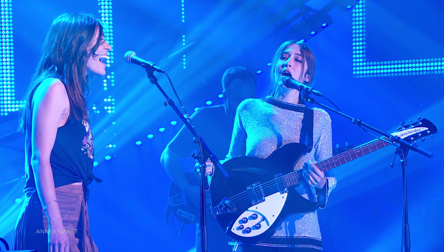 Maika y Anni B. Sweet, cantando juntas en el escenario de 'La Hora Musa'