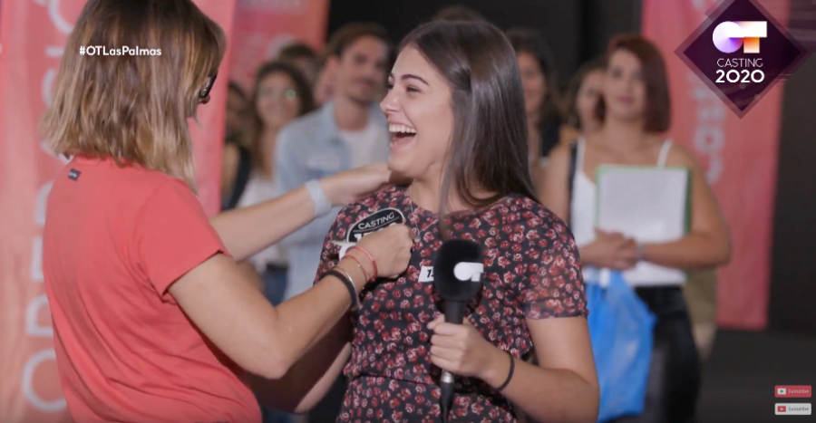 Noemí poniéndole la pegatina a una aspirante en la Fase 2 del casting OT 2020 en Madrid