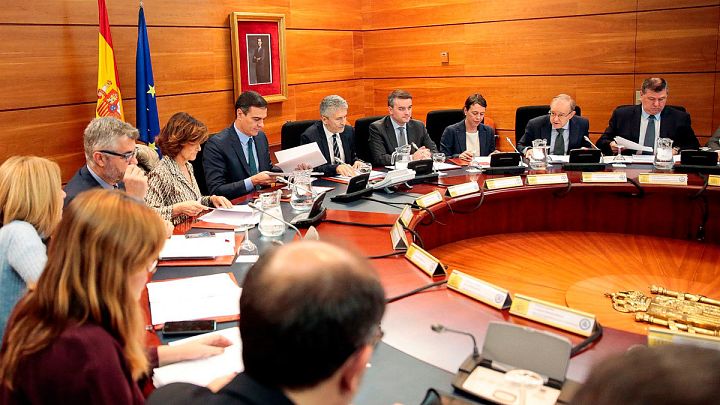  El jefe del Ejecutivo en funciones, Pedro Sánchez, c-iz, preside este sábado en La Moncloa una reunión del Comité de Coordinación sobre la situación en Cataluña