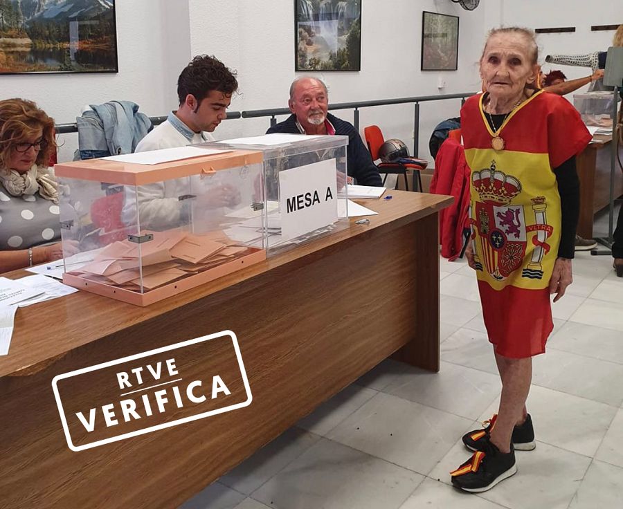 Señora votando vestida de bandera española