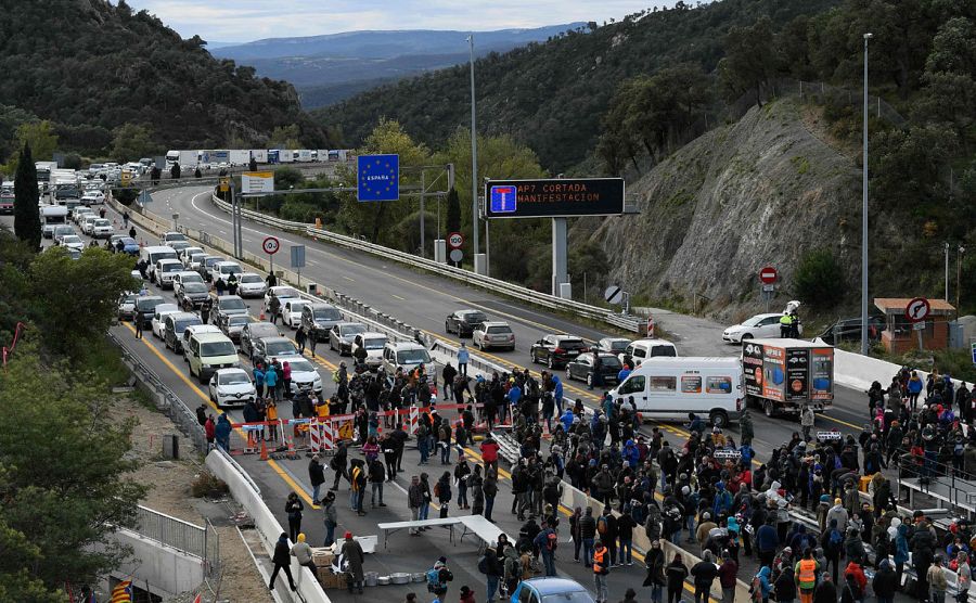 La autopista AP-7, principal vía de conexión entre España y Francia por carretera, ha sido cortada en La Junquera (Girona) tras el llamamiento del movimiento independentista Tsunami Democrátic.