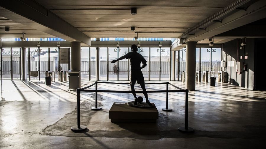 Estàtua de Dani Jarque al Estadi Cornellà-El Prat just davant de la porta amb el número que portava a la seva samarreta