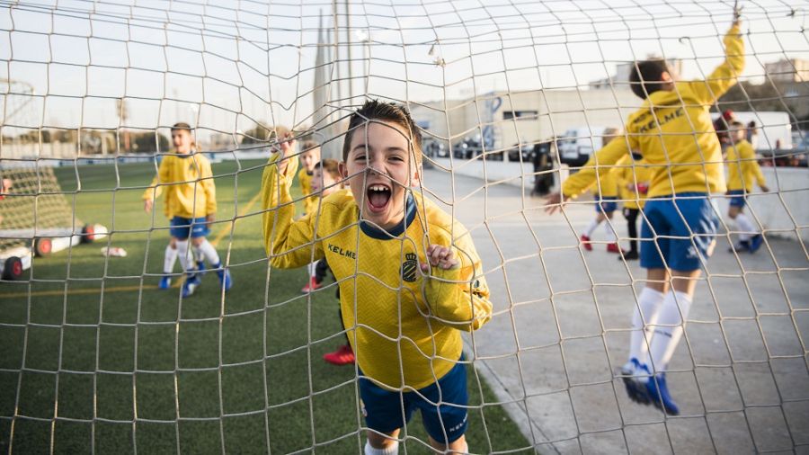 Un nen de l'escola del RCD Espanyol dins d'una porteria