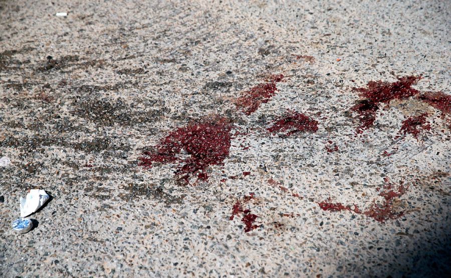 Restos de sangre en el asfalto tras el disparo de un policía a un manifestante