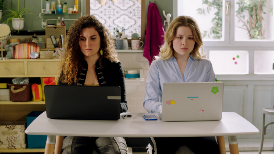 Imatge d'un moment del novè capítol de 'Bany Compartit' on l'Alícia i la Manu apareixen treballant amb l'ordinador