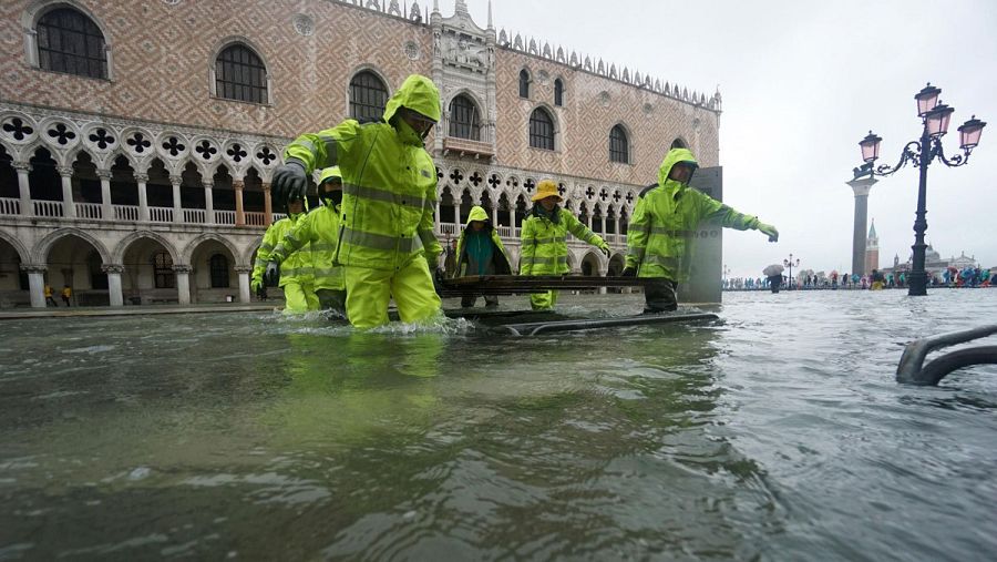 Los servicios de emergencias durante las labores de evacuación en una calle aledaña a la plaza de San Marcos