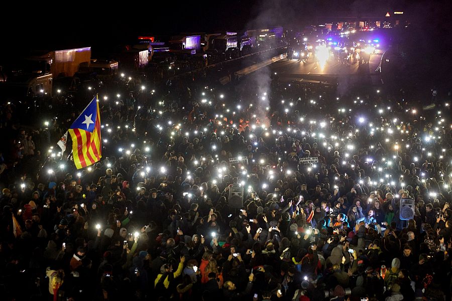 Els manifestants s'han concentrat a l'autopista AP-7 al seu pas per Girona