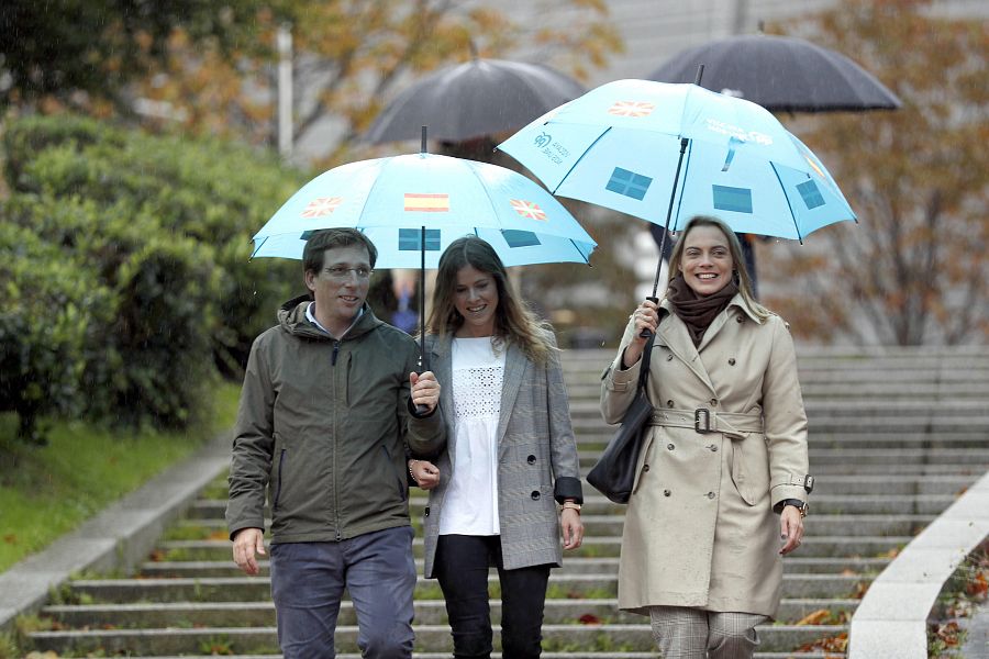 La cabeza de lista del PP en Bizkaia, Beatriz Fanjul, en el centro de la imagen.