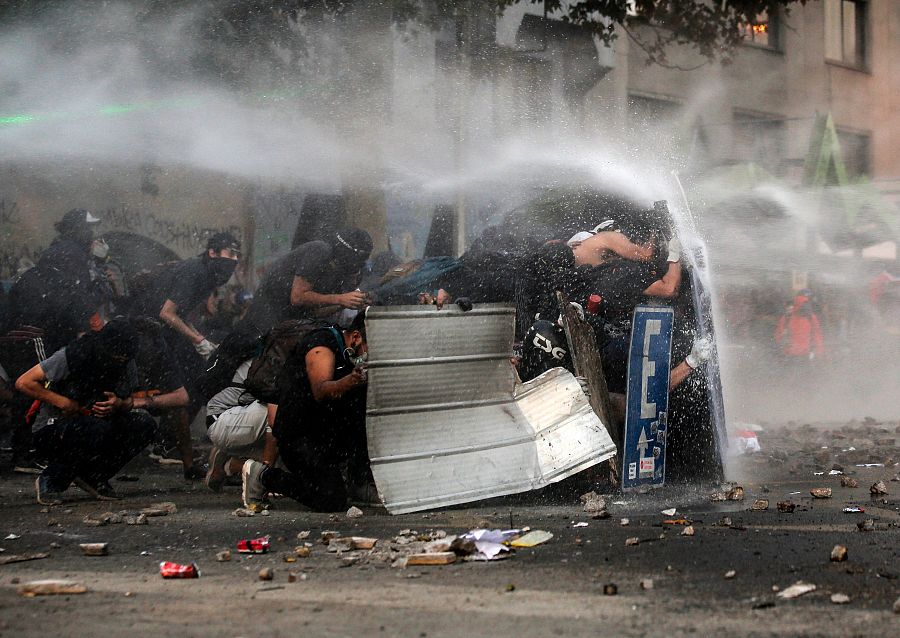 La policía lanza agua a presión contra un grupo de manifestantes en Santiago de Chile