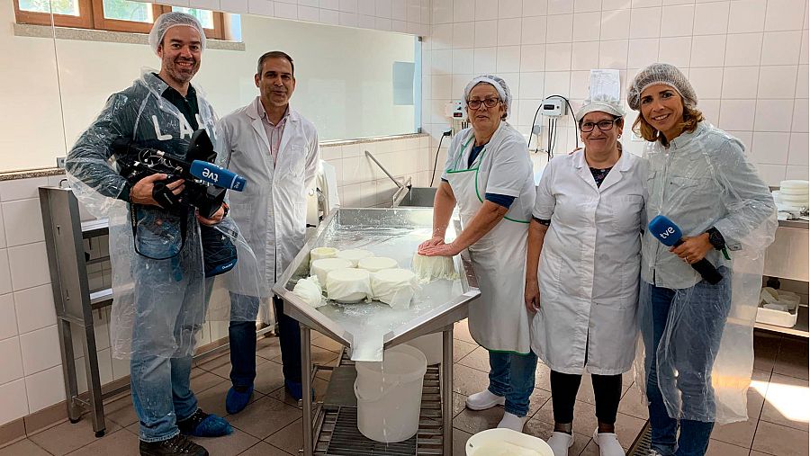 El equipo de TVE en una fábrica de quesos en Portugal