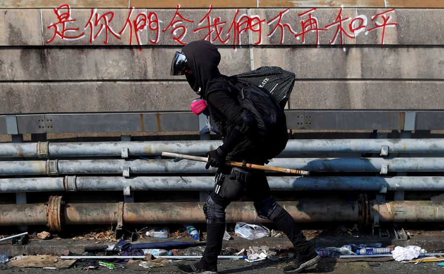 Un manifestante camina pertrechado para la lucha callejera en el campus ocupado de la Universidad China de Hong Kong