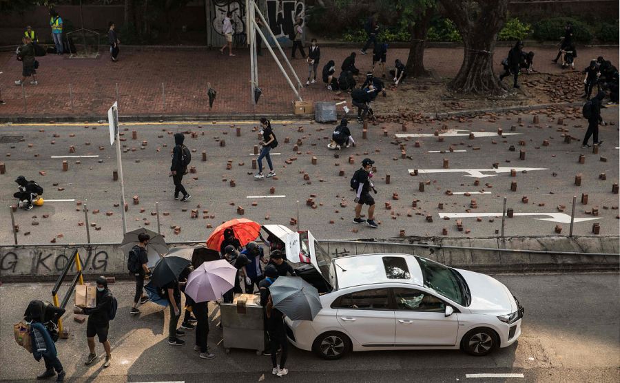 La carretera de acceso a la Universidad Politécnica de Hong Kong, sembrada de adoquines que impiden el paso.