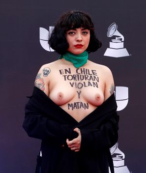 Mon Laferte desnuda su torso en Latin Grammy y denuncia que en Chile 