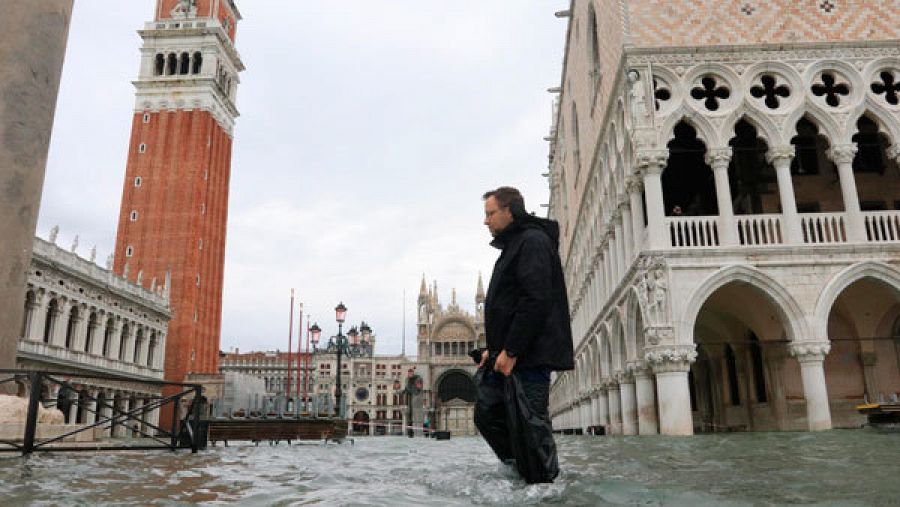 Un hombre camina por la Plaza San Marcos (Venecia) durante las inundaciones