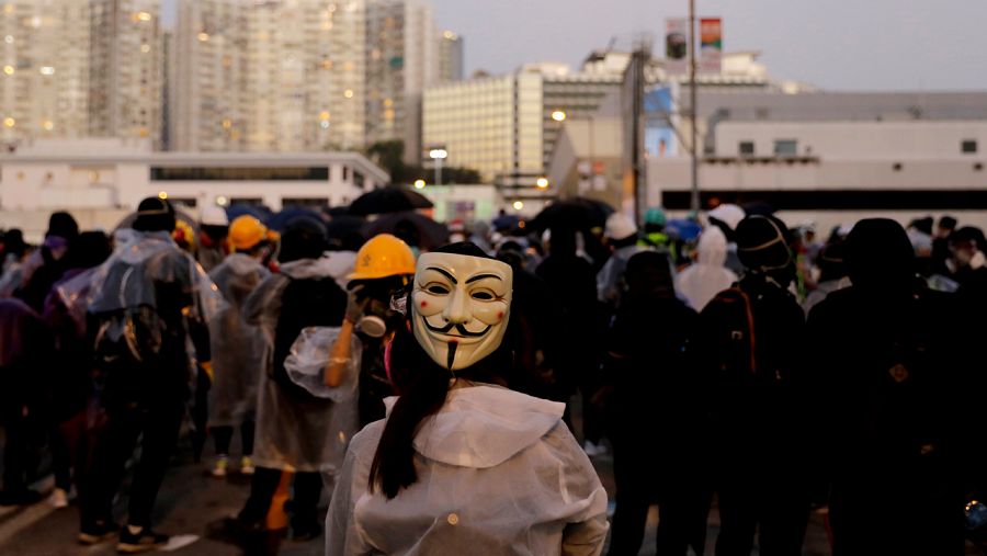 Hong Kong dice que la prohibición de máscaras es anticonstitucional