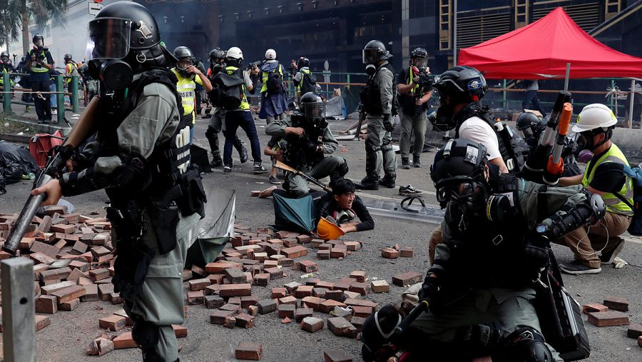 Policías detienen a manifestantes en la Universidad Politécnica de Hong Kong. REUTERS/Tyrone Siu