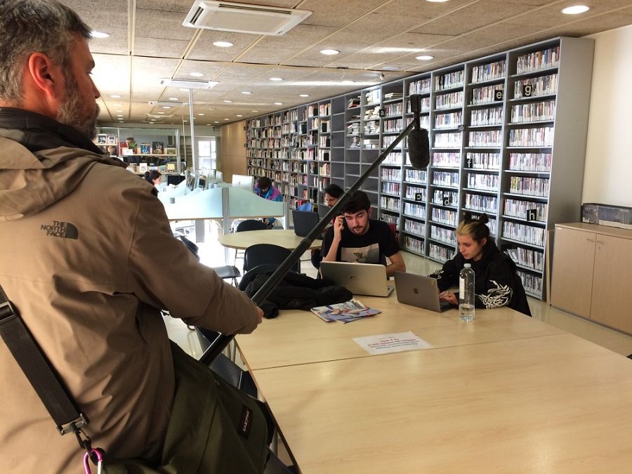 Alumnes de l'ESCAC treballant amb un ordinador a 'Cinc dies a...'