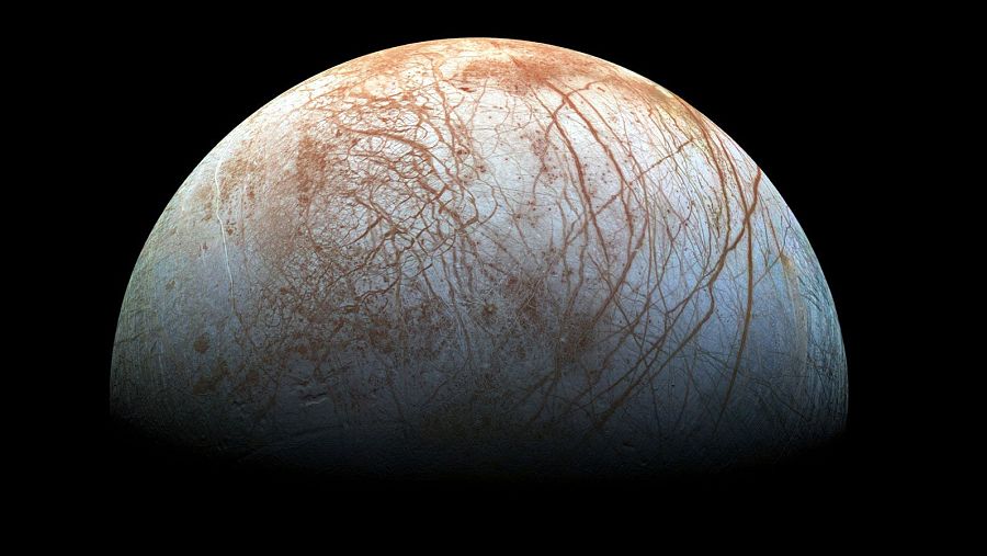 Europa, la luna helada de Júpiter, tomada desde la nave espacial Galileo.