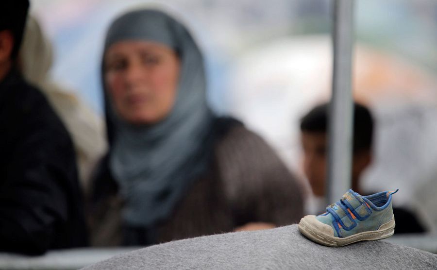 Una refugiada siria espera en la cola para recibir alimentos en el campamento de Idomeni el año 2016.