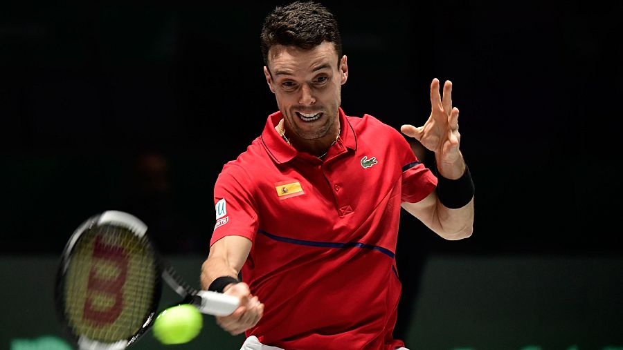 Roberto Bautista devuelve una bola al croata Nikola Mektic.